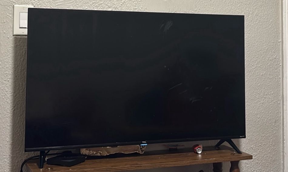 Tlc TV Like New With Roku Remote