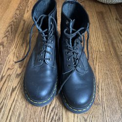 Doc Martin Shoes Slightly Used Size 11