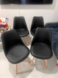 Set of 4 Black Dining Chairs with Wood Legs