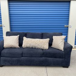 FREE DELIVERY 🚚🚛🚚 Awesome Navy Blue Couch!!