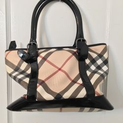 Burberry  Woman’s handbag. 