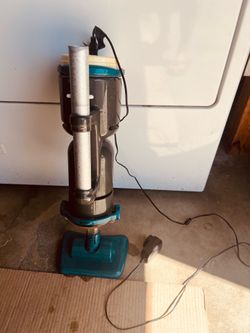 Pool vacuum with charger