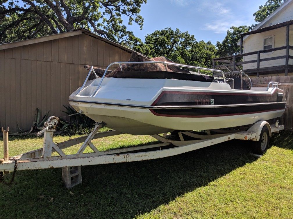 19ft Chris-Craft Viking deck boat. roller only