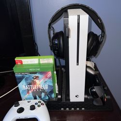 Xbox One Set W/ Wireless Headphones,3 Controllers,3 Games And Game Stand.