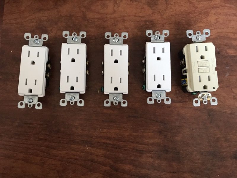 Leviton Decora 15 Amp Tamper-Resistant Duplex Outlet, White (5 piece included) brand new!