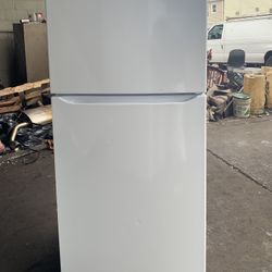 LG - 30” Top-Freezer Refrigerator 