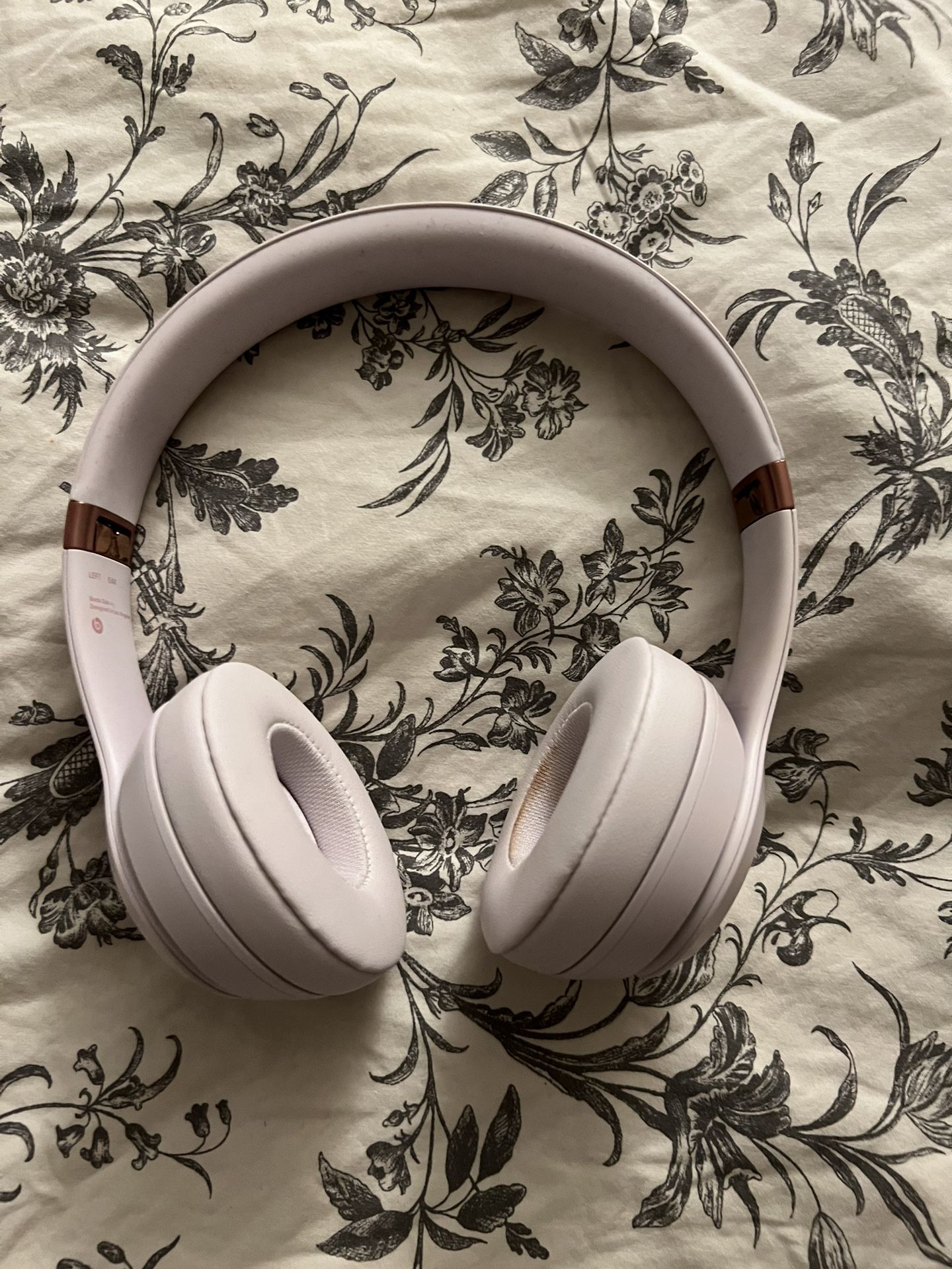 Beats Solo 4 pink