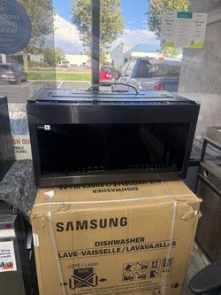 Samsung - 2.1 Cu. Ft. Over-the-Range Microwave with Sensor Cooking and Wi-Fi Connectivity - Matte Black Steel 😍