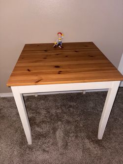 Cute Farmhouse Style Dinkng Table.
