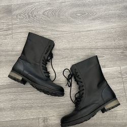 Black urban outfitter boots missing tag but never worn.