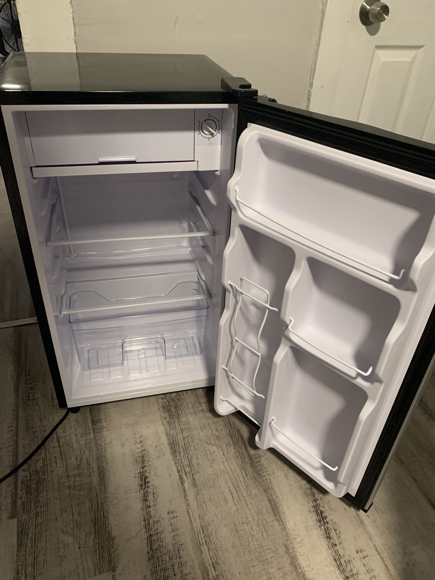 Mini Fridge (NEW)