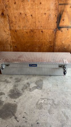 UWS Aluminum Diamond Plate Truck Tool Box (DAMAGED/AS IS)