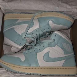 Jordan 1 Mid 
