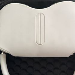 Selling Silver AirPods Pro Max. Comes With Black Case If You Want
