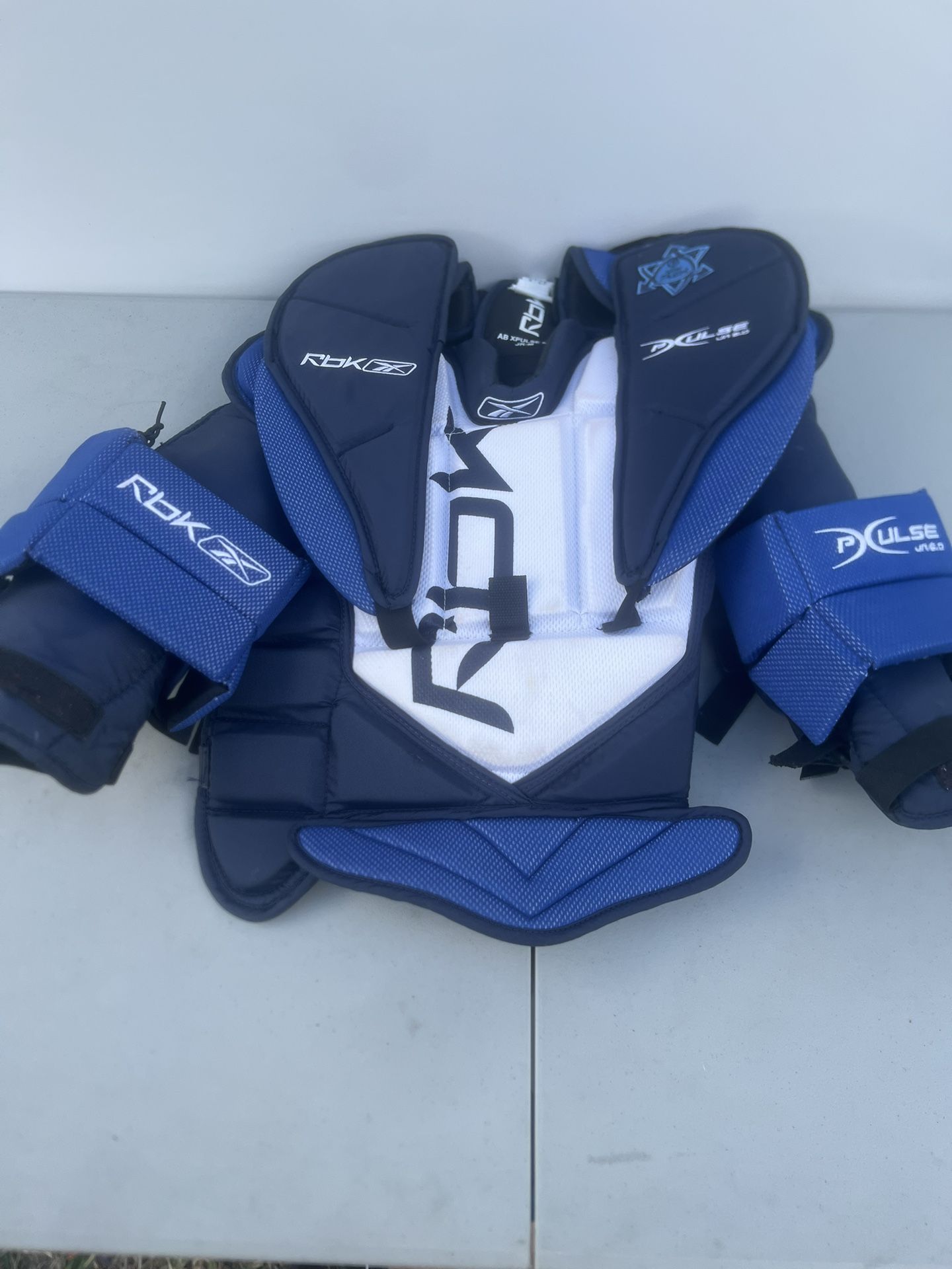 RBK Goalie Chest And Arm Protector AB XPLUSE 6.0 JR-medium. Preowned in good condition with normal signs of usage. 