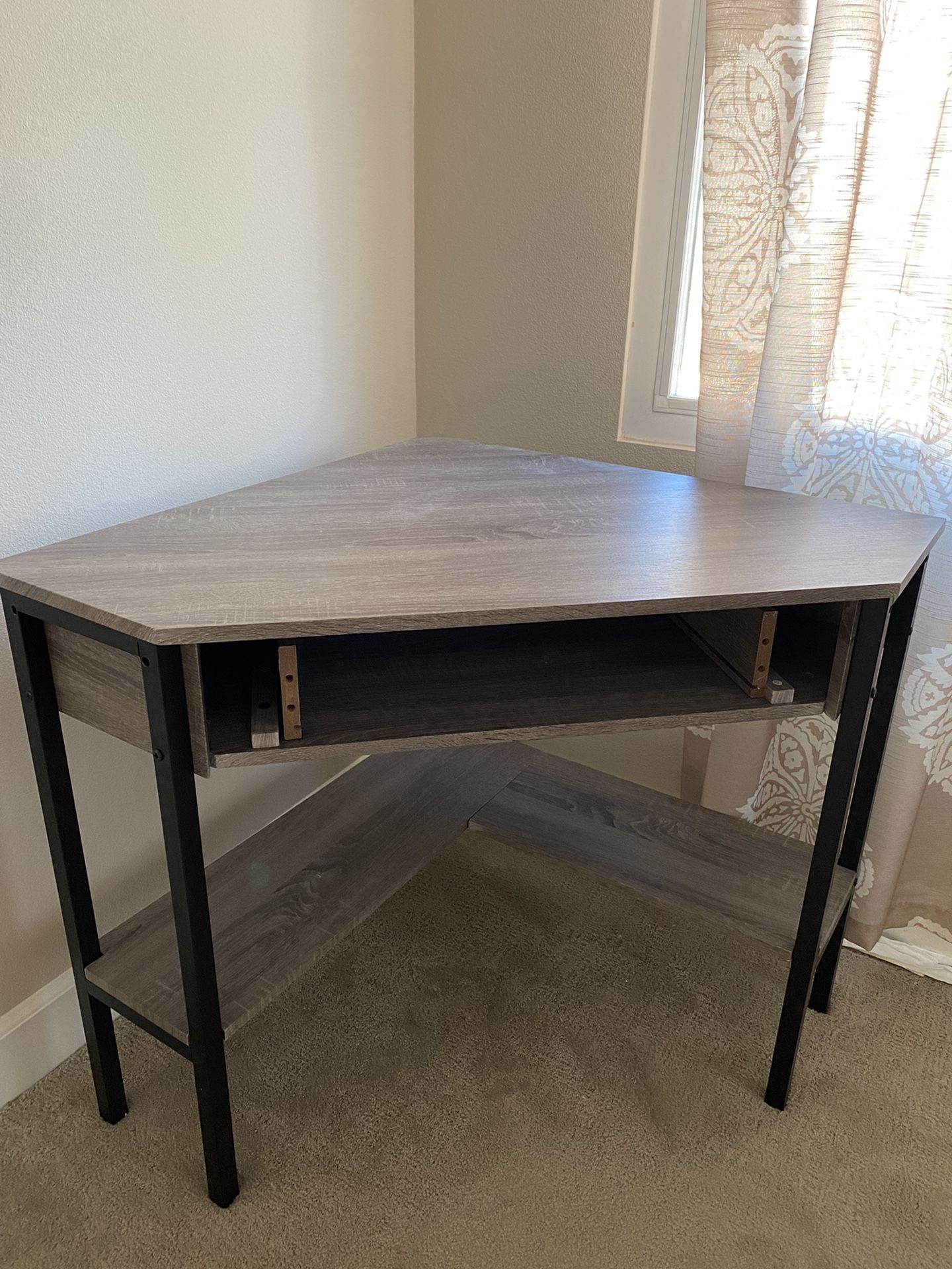 Corner Study Table / Deak