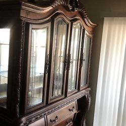 China Cabinet/ Vitrina