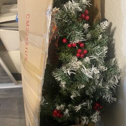 6 Foot Christmas Tree With Ornaments