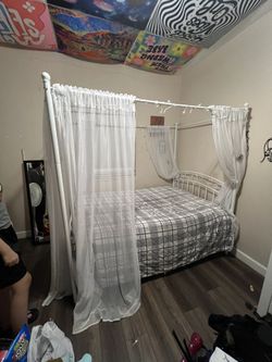 Conopy Full Size Bed