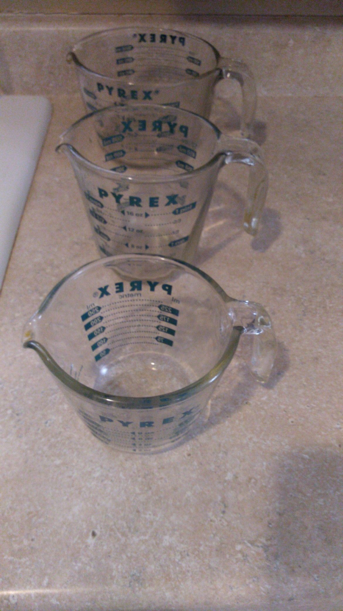 Pyrex Set of 3 measuring cups