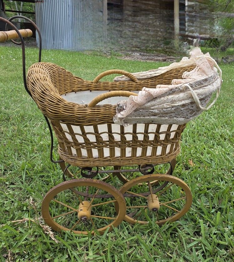 Vintage 1950's Antique Wicker Metal Victorian Style Baby Doll Carriage Stroller