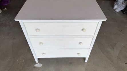 Free dresser. White H31 W31.5 D16