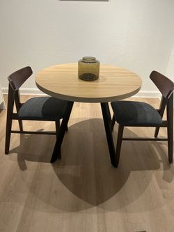 Round dinning table and chairs