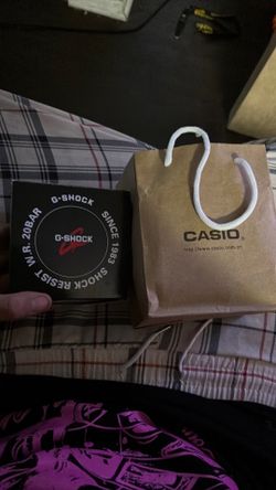 looks beautiful and if you’re not trying to do too much, you can change it and put the regular black one on Clean G shock watch brand new passes diamo