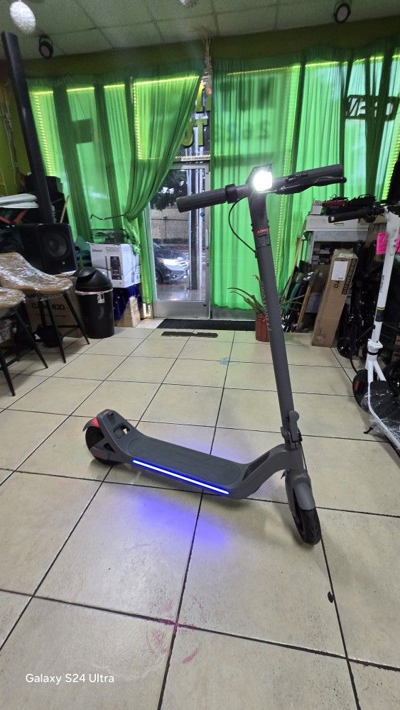 PHANTOOM GOGO ELECTRIC SCOOTER 15MPH.
28MILES RANGE.
LED HEAD LIGHT
SMART SIDE LIGHTS.
FOLDABLE