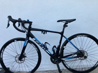Giant contend sl2 road bike. Disc brakes. Medium frame