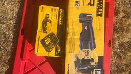 Dewalt Reciprocating Saw. Battery And Charger.