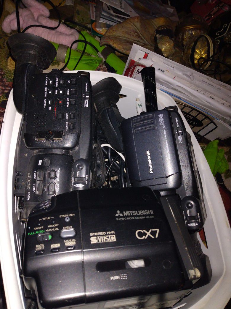 3 Good Cam Corders Video Recorders W.Chargers Etc 20 Today.Firm Look My Post Great Deals