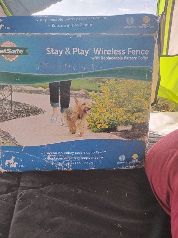 Stay & Play. Wireless Fence with Replaceable Battery Collar