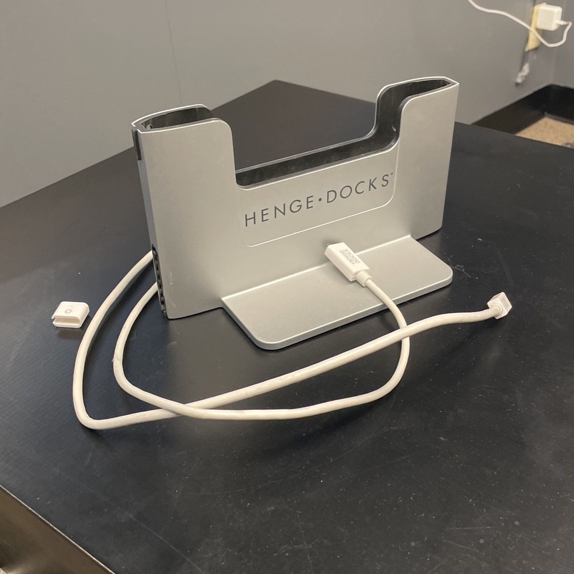 13” MacBook Pro Retina Henge Dock