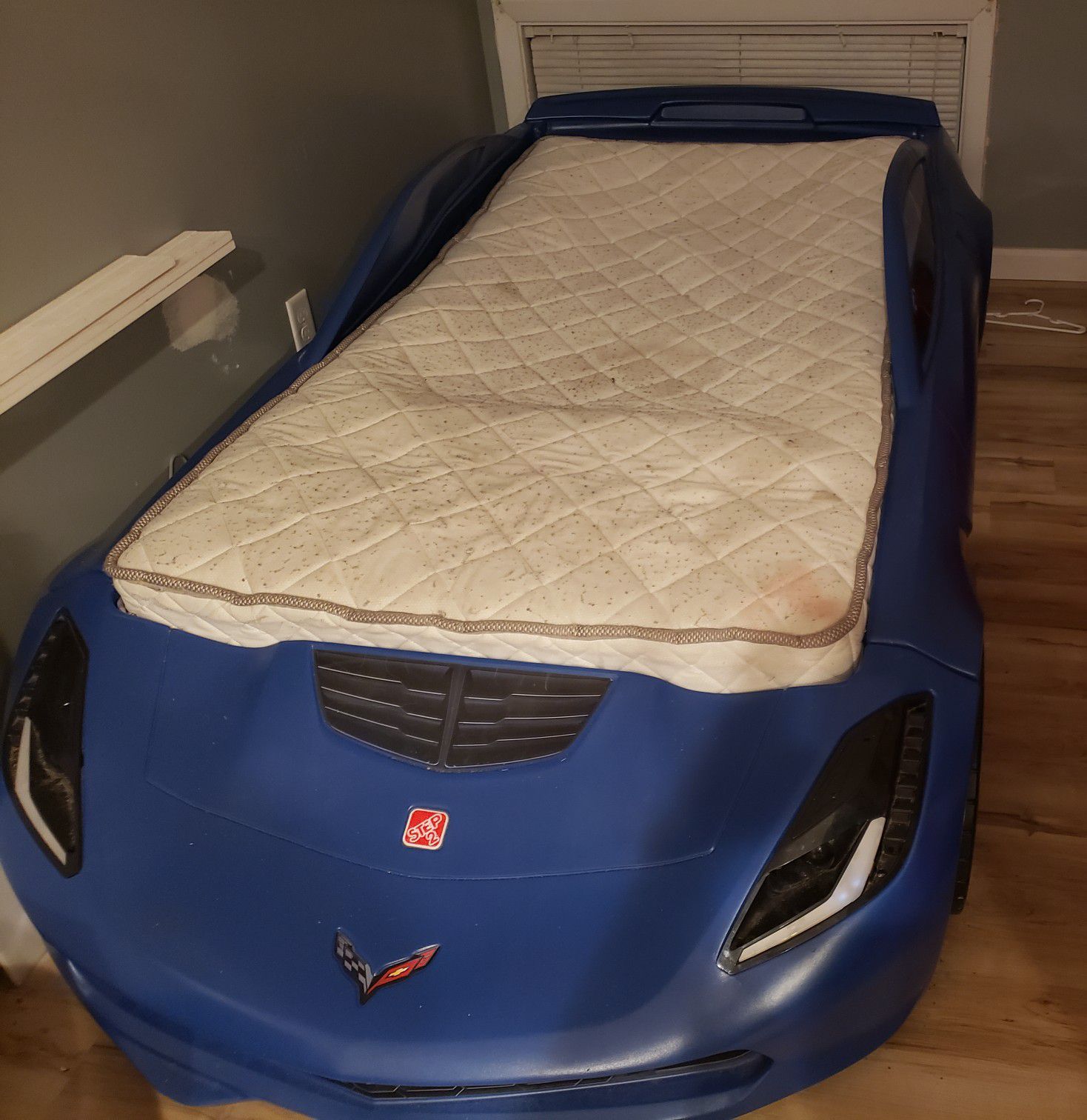 2 twin race car bed with flashing lights