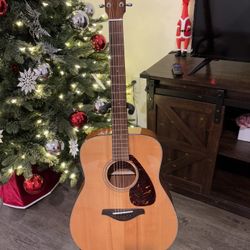 Yamaha FG700S Acoustic/electric Guitar