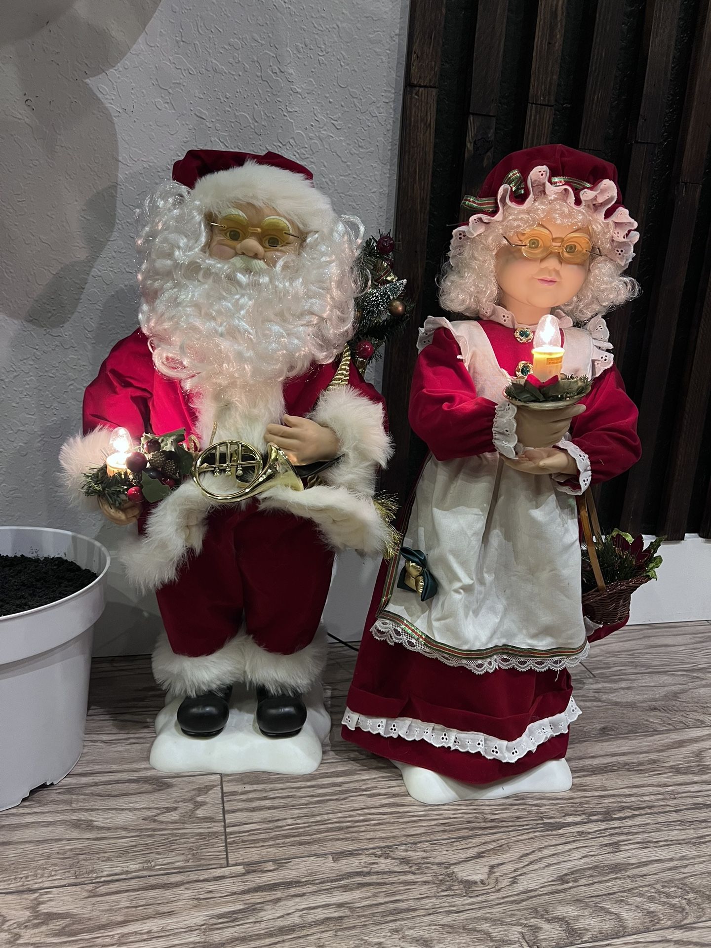 Animated Mr and Mrs Santa Claus