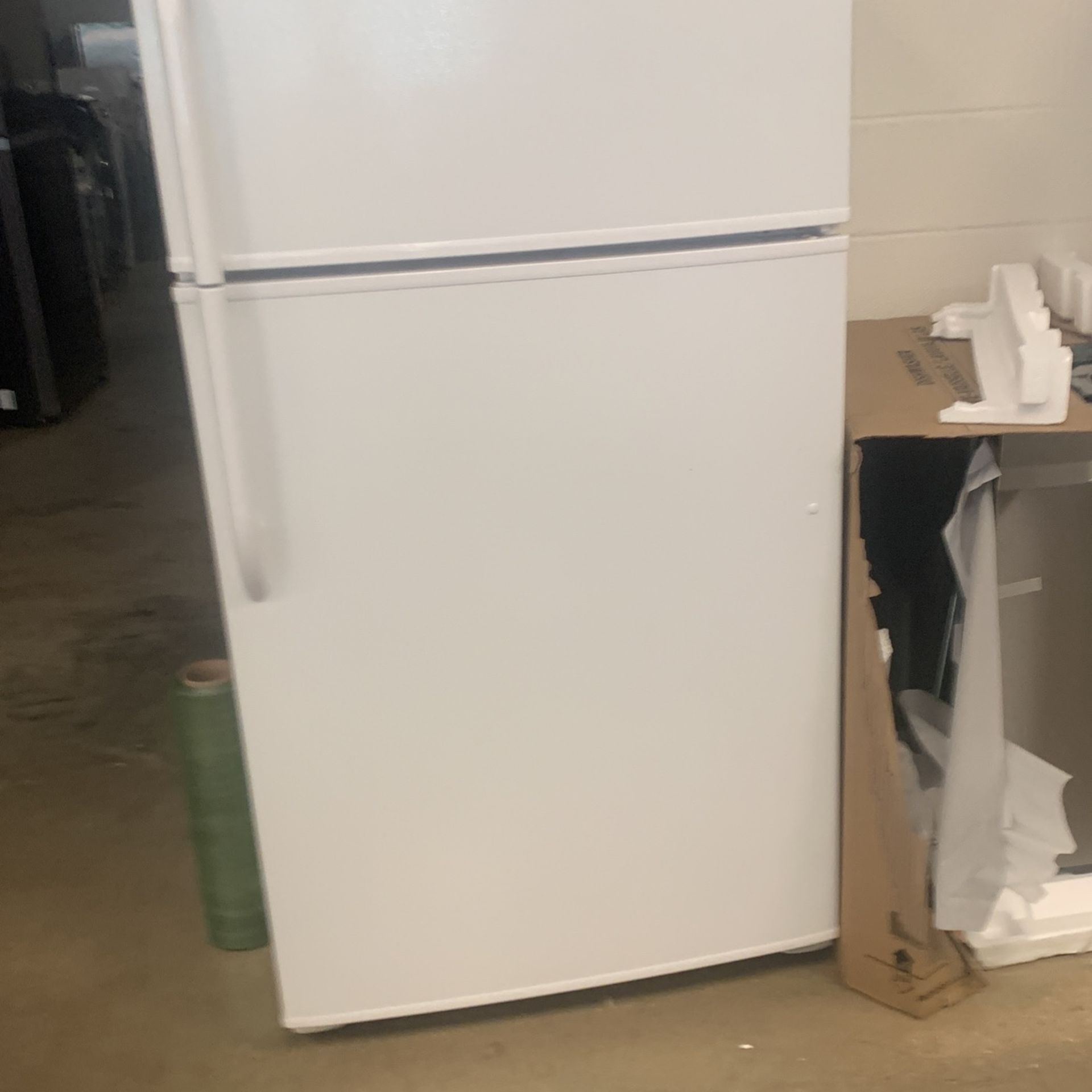 GE 33” Top Freezer Fridge Working Perfectly 4 Months Warranty .