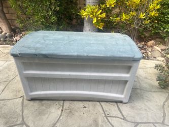 Suncast Plastic Storage Deck Box