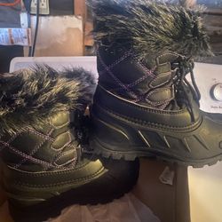 Kids Size 2 Snow Boots Like New Worn Once 