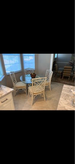 Small Dinette w/chairs