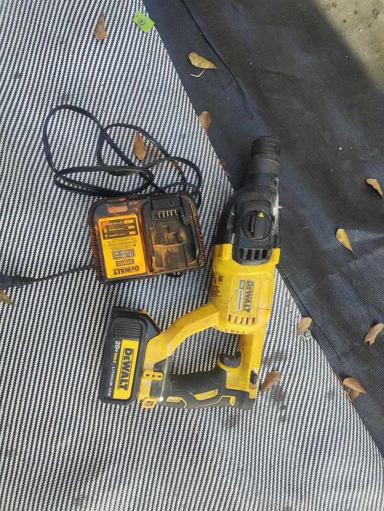DeWalt 20v XR SDS Rotary Hammer Whit Battery And Charger Great Condition 