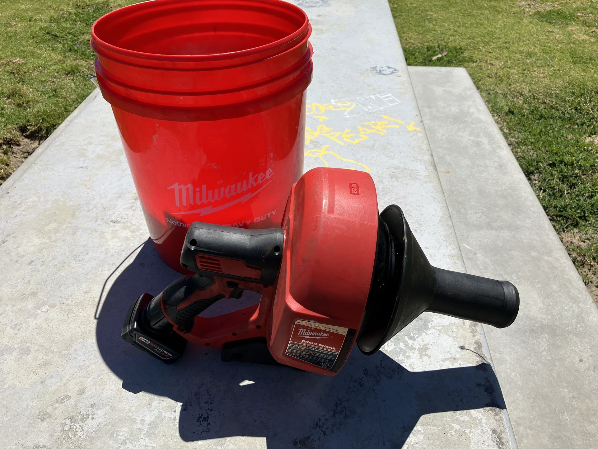Milwaukee Cordless 12-m Drain Snake