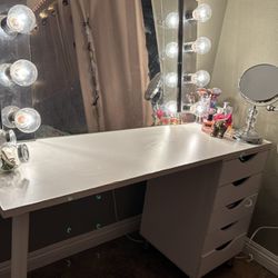 Vanity Desk With Mirror 