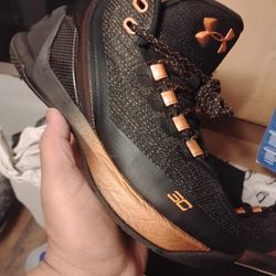 STEPH CURRYS SIZE 4.5Y 
