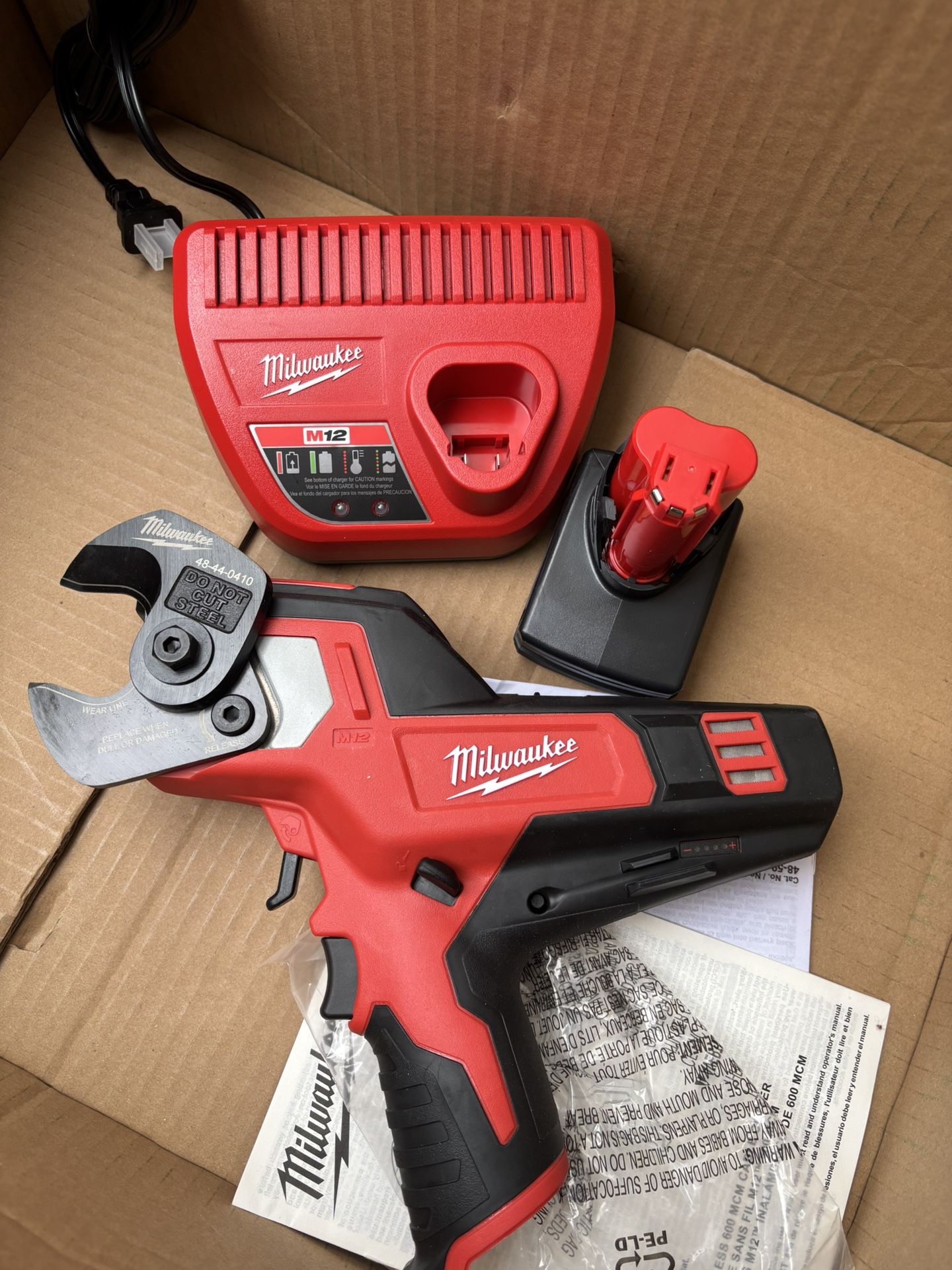 Milwaukee M12 12V Lithium-lon Cordless 600 MCM Cable Cutter Kit with 3.0Ah Battery, Charger