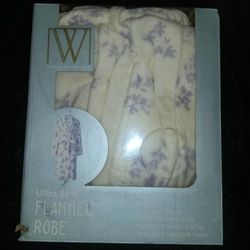 Women's Wayland Square White Ultra Soft Plush Flannel 44 Inch Bath Robe Snowflakes