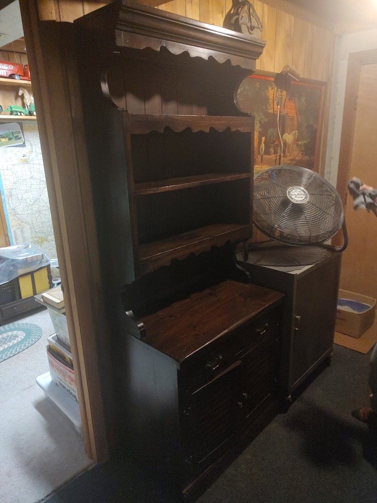 Pine hutch With Cabinet And Shelves.
