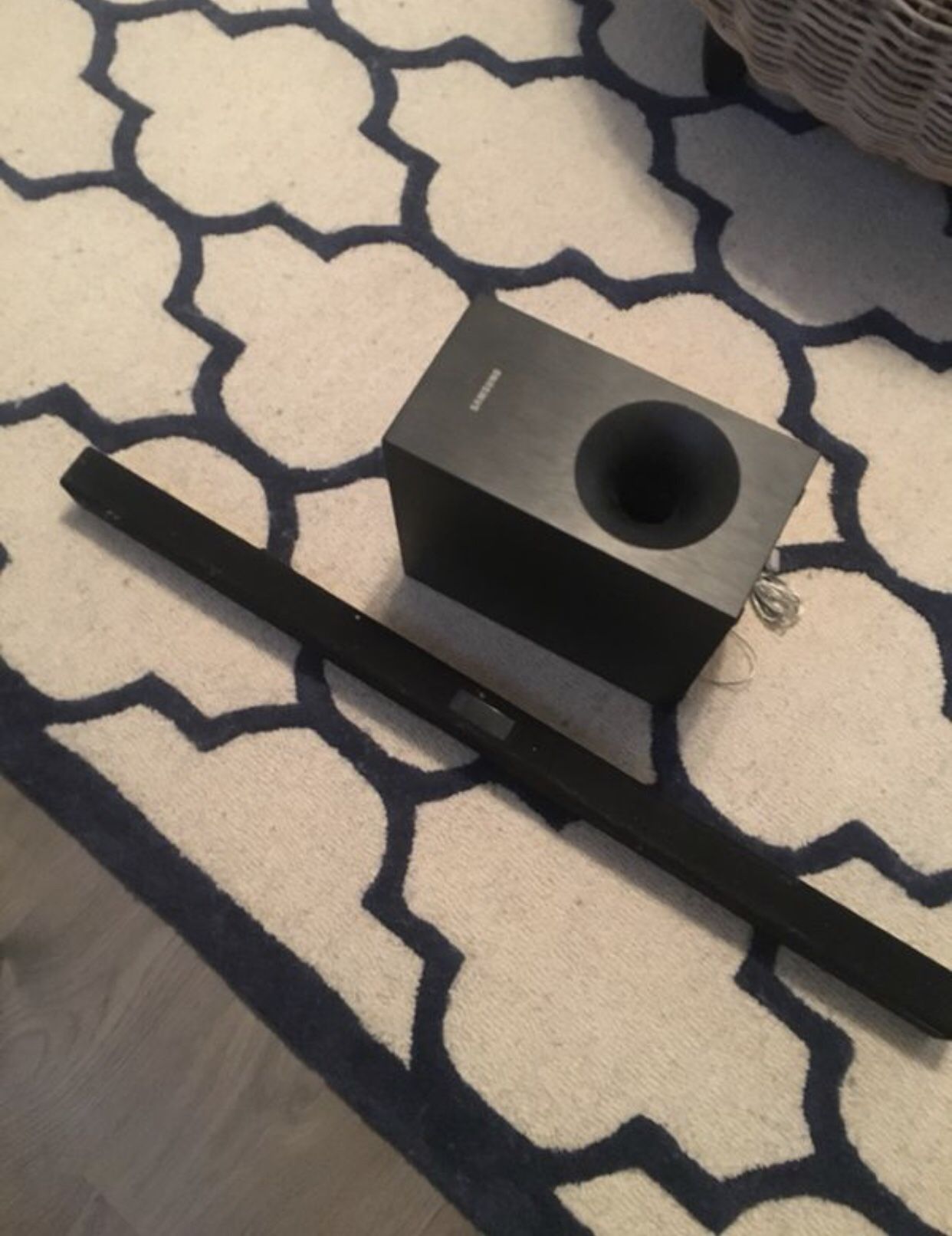 Sound bar with subwoofer