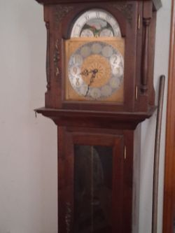Grandfather clock in workable condition